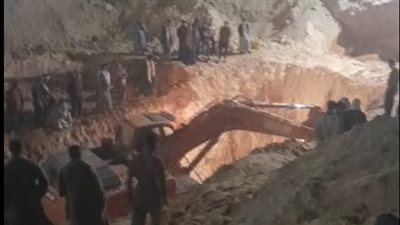 حاولوا إنقاذه فسقط على عمق أكبر.. جهود مكثفة لاستخراج جثمان شاب سقط ببئر في المنيا | بث مباشر 