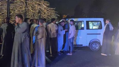 مصرع مسن وإصابة نجليه وحفيده إثر تصادم سيارة بمقطورة قصب بقنا