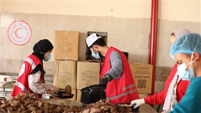 منذ بداية رمضان.. الهلال الأحمر يواصل العمل على مدار الساعة لإعداد وجبات الإفطار والسحور لأهالي غزة
