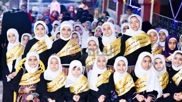 بالزي الأبيض والوشاح