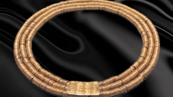  قلادة ذهبية تحمل