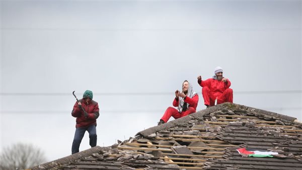 بريطاني يحطم مصنع