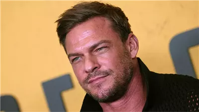 شنقت نفسي.. نجم مسلسل Reacher آلان ريتشسون يعترف بمحاولة إنهاء حياته