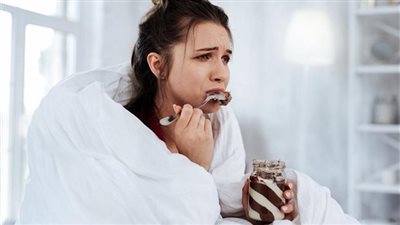 النساء الوحيدات يلجأن لتناول السكريات بشكل مفرط | دراسة