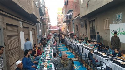 بتكلفة ربع مليون جنيه.. 10 آلاف شخص يتجمعون على مائدة إفطار واحدة بالمنوفية| صور