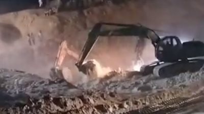 استمرار محاولات استخراج جثمان الشاب طه ضحية السقوط في بئر بالمنيا | بث مباشر