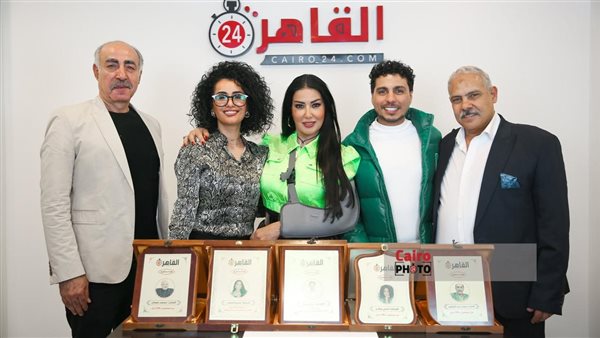 أبطال مسلسل بـ 100