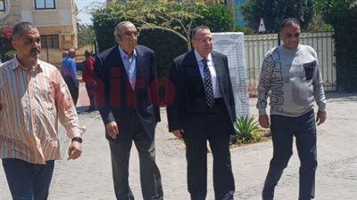 وصول زكريا عزمي الرئيس الأسبق لديوان رئيس الجمهورية لحضور جنازة فتحي سرور