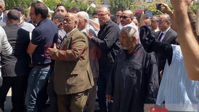 وصول جثمان أحمد فتحي سرور إلى مسجد حسن الشربتلي استعدادًا لصلاة الجنازة عليه