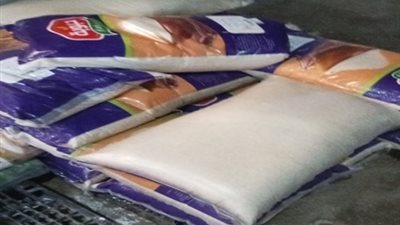 ضبط 100 كجم مواد غذائية مجهولة المصدر داخل مخزن بالقاهرة