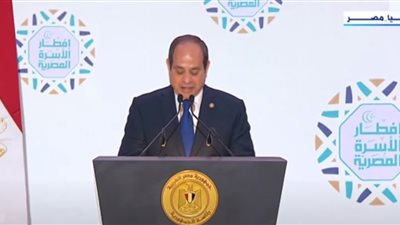 السيسي ردا على تحية مواطنين في حفل إفطار الأسرة المصرية: قلبي حديد بالله وبيكم