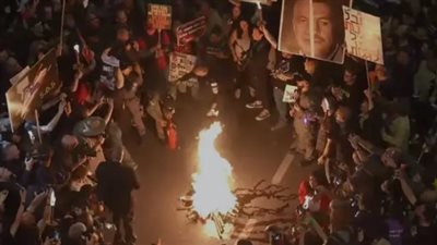 نيران مشتعلة.. مواجهات عنيفة بين الشرطة والمتظاهرين في تل أبيب |فيديو وصور 