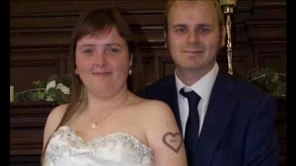 الزوجان من حفل زفافهما