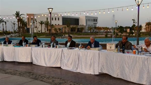 المحافظ يتناول طعام