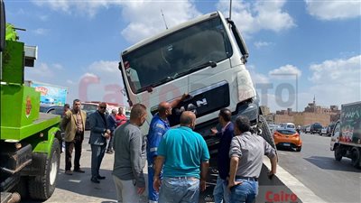 جهود مكثفة لإزالة جرار الأنابيب من وسط الطريق الدائري | صور وفيديو