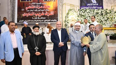 مات قبل فرحته بساعات.. محافظ قنا يكرم والد الطفل حافظ القرآن في فرشوط