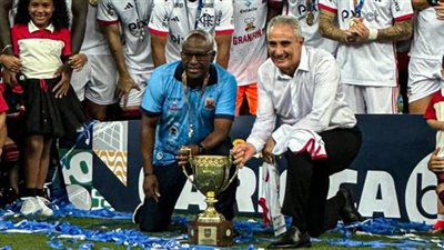 عقب تحقيق اللقب.. مدرب فلامنجو يحتفل مع منافسه بالتتويج ويهديه الميدالية الذهبية | فيديو