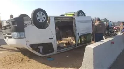 إصابة 13 راكبا إثر انقلاب سيارة ميكروباص بالطريق الصحراوي الشرقي