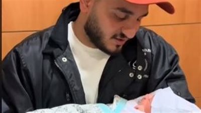 نجل أحمد شيبة يؤذن لأول مولود له| فيديو