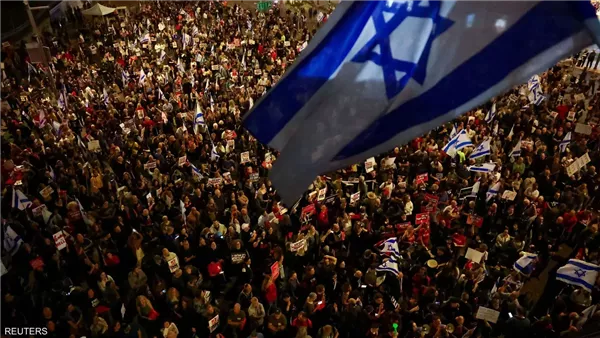 محتجون يتظاهرون ضد