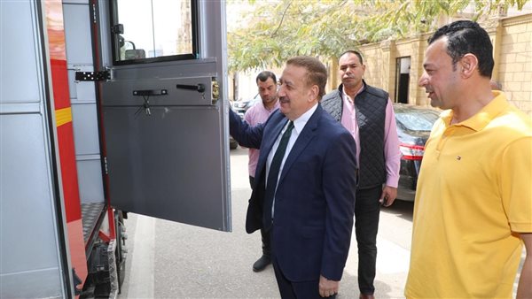 استلام سيارتين إطفاء