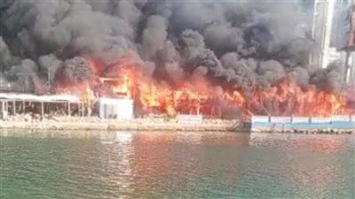 إخلاء كافيتريات ونوادٍ بعد امتداد الحريق لها في سابا باشا بالإسكندرية