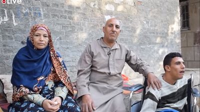 الأب السند والرفيق.. مسن يحمل ابنه على كتفه للعلاج: أنا خدامه لآخر نفس في عمري| فيديو