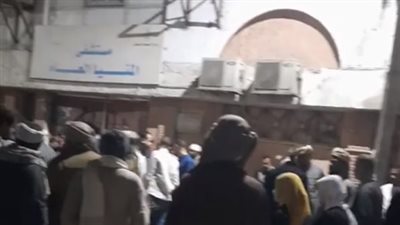 عشرات الأهالي يتجمعون أمام المستشفى انتظارا لتشييع جثمان الشاب طه ضحية البئر بالمنيا| بث مباشر 