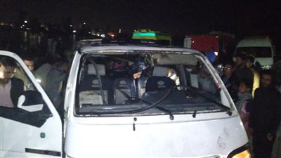 انتشال سيارة ميكروباص بعد سقوطها من أعلى معدية نيلية ببني سويف 