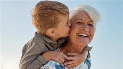 العناق يوميًا يمكن أن يخفف الألم والاكتئاب والقلق | دراسة 