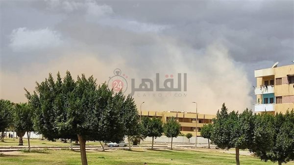 عاصفة ترابية تضرب