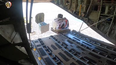 مصر تسقط أطنانًا من المساعدات جوًا على قطاع غزة تنفيذًا لتوجيهات الرئيس السيسي