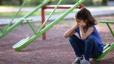 باحثون يحذرون الآباء: تدهور الصحة العقلية عند البلوغ بسبب شعور الوحدة في الطفولة