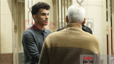 الحزن يسيطر على زيزو خلال تلقيه عزاء محمد مدحت المعد البدني للزمالك | بث مباشر