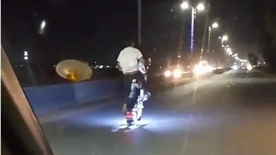 شاب متهور يستعرض بـ موتوسيكل على الطريق السريع | فيديو 