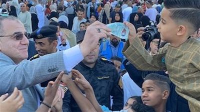 عشرينات جديدة.. مساعد وزير الداخلية لجنوب الصعيد ومدير أمن الأقصر يوزعان العيديات على المصلين 