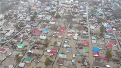 روسيا وكازاخستان تقومان بإجلاء أكثر من 100 ألف شخص وسط أسوأ فيضانات منذ عقود