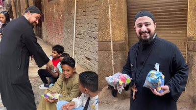 قسيس يقدم الهدايا للأطفال احتفالًا بعيد الفطر.. والمتابعون: هي دي مصر 