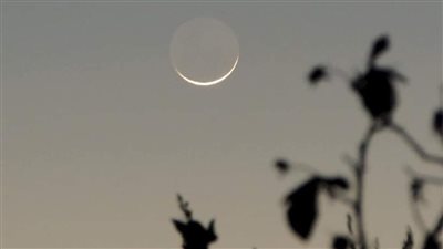 استمتع بمشاهدته.. هلال العيد يزين السماء الآن