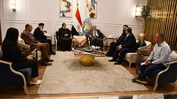 وفد الكنيسة يهنئ