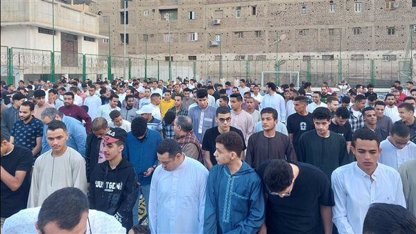 أهالي سوهاج يؤدون