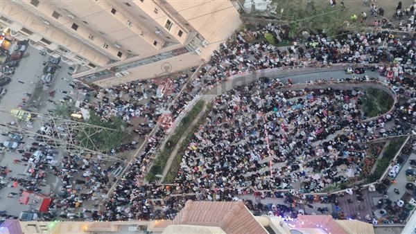 طلاب إندونيسيين يؤدون