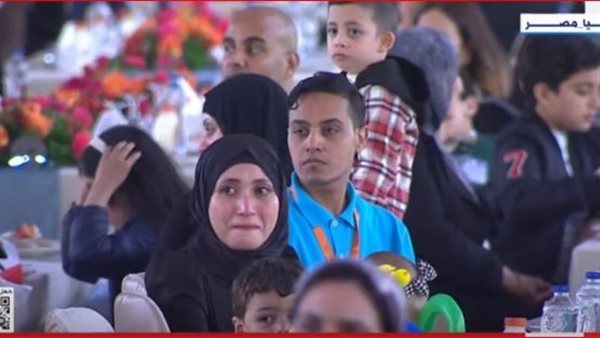 بكاء وتأثر أسر الشهداء