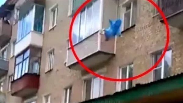 سيدة تلقي رضيعها