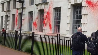 محتجون يقتحمون وزارة الدفاع البريطانية احتجاجا على بيع الأسلحة لإسرائيل | فيديو 