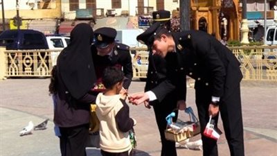 بمناسبة عيد الفطر.. رجال الشرطة يوزعون الورود والهدايا على المواطنين | صور