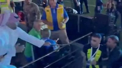 بالكرباج.. مشجع هلالي يعتدي على عبد الرزاق حمد الله بعد فوز فريقه بالسوبر السعودي| فيديو