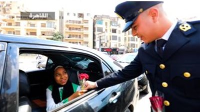الشرطة تحتقل بعيد الفطر المبارك وتوزع الهدايا على المواطنين 