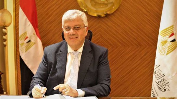  الدكتور أيمن عاشور