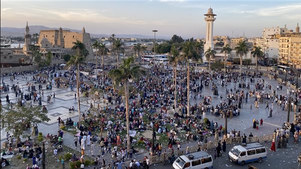 الآلاف يحتفلون بساحة